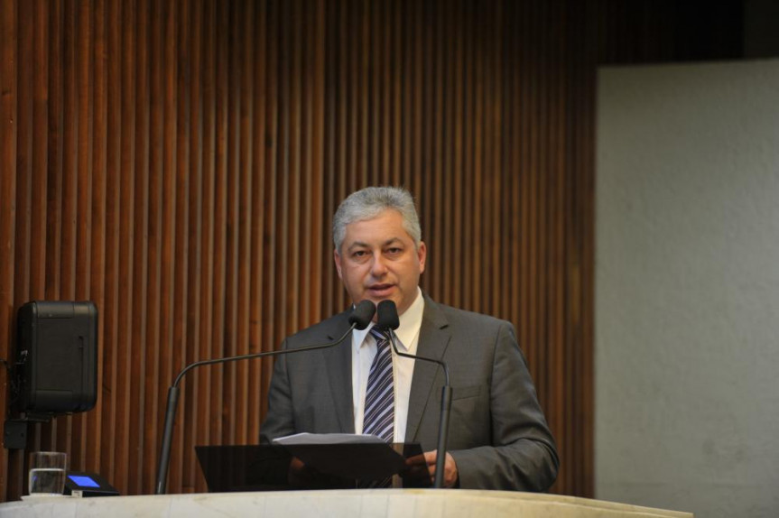 Deputado Douglas Fabrício (PPS), na tribuna durante a sessão plenária desta terça-feira (08).
