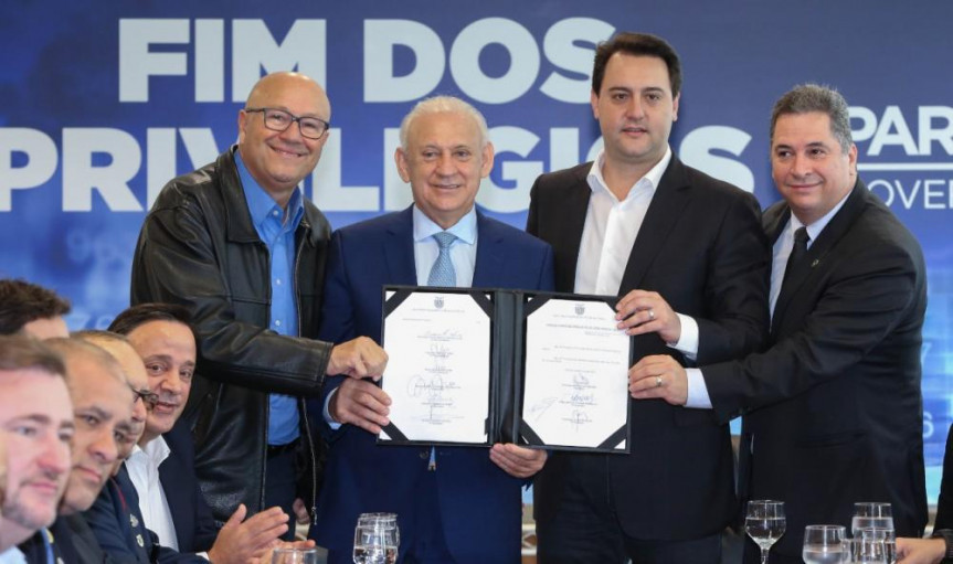 Evento de promulgação da emenda à Constituição que põem fim a aposentadoria para governadores do Paraná. 