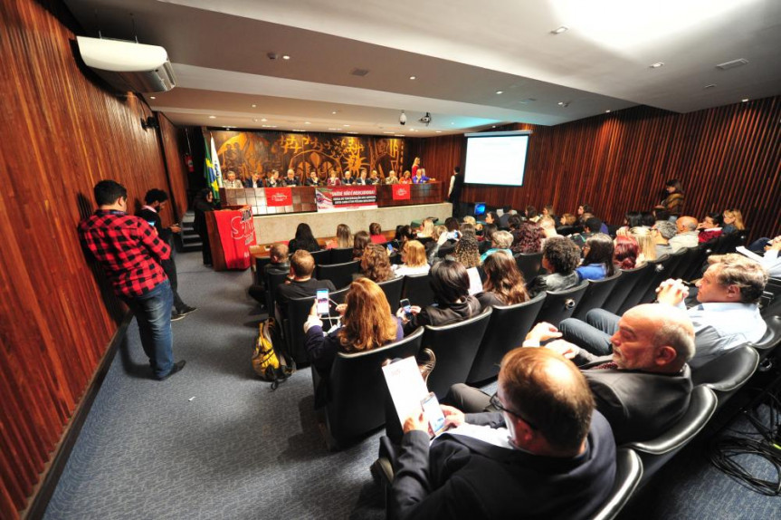 Servidores estaduais e representantes do governo do estado debateram dificuldades no atendimento à população nos hospitais paranaenses.