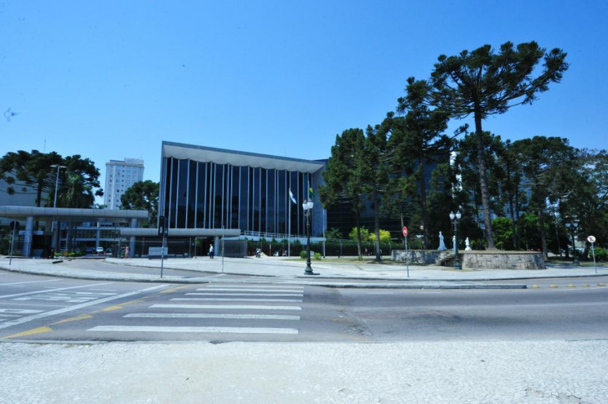 Fachada da Assembleia Legislativa do Paraná.