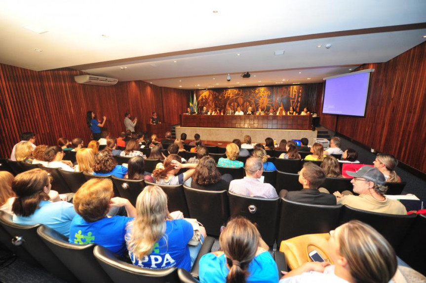 Audiência Pública - "A legislação sobre o Autismo e a sua regulamentação no estado do Paraná" 15/02/2017.