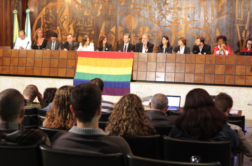 Audiência pública discute combate à homofobia.