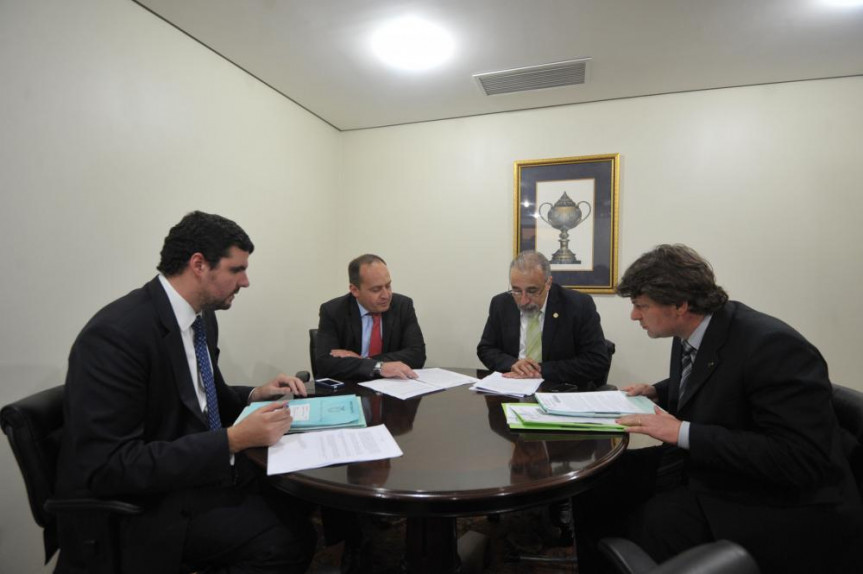 Da direita para a esquerda, deputados Anibelli Neto (PMDB), Rasca Rodrigues (PV). Hermas Brandão  Jr. (PSB) e Pedro Lupion (DEM). 