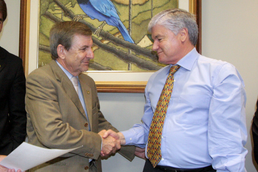 Presidente do Legislativo, deputado Valdir Rossoni (PSDB), cumprimenta o deputado Elio Rusch (DEM), presidente da Comissão Especial.