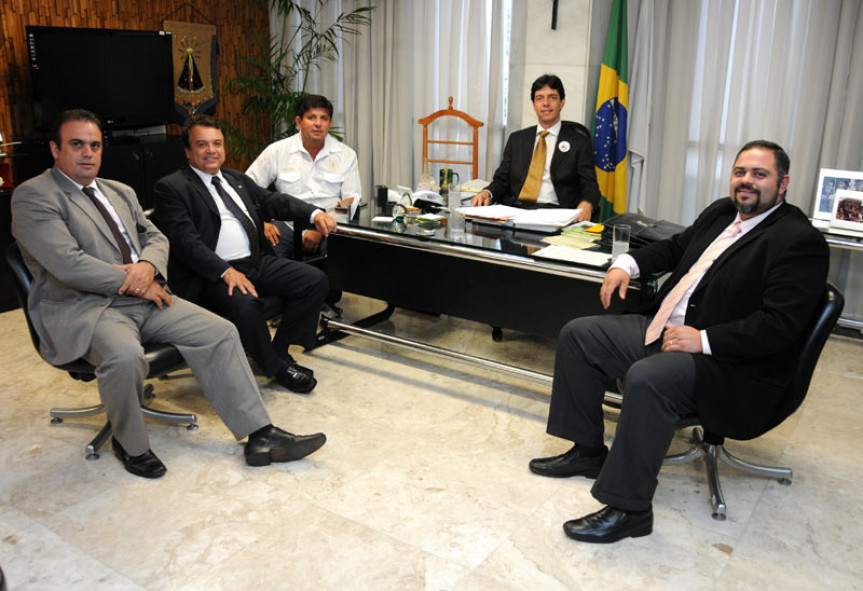 Esq. à dir., deputado Reni Pereira, deputado Alencar da Silveira Jr. (2º secretário da Assembleia de Minas), deputado federal Fábio Ramalho (PV-MG), deputado Dinis Pinheiro (presidente da Assembleia de Minas), e deputado Artagão Júnior. 