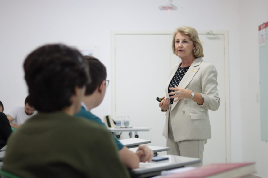 A convite da direção da faculdade, Márcia falou a um grupo de cerca de 60 alunos da disciplina de telemedicina sobre a telessaúde, abordando tanto a importância da legislação como dos serviços para população.