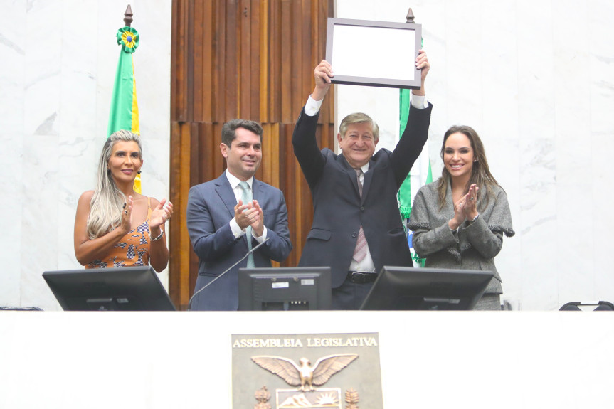 Homenagem ocorreu no inicio da sessão plenária desta terça-feira (11).