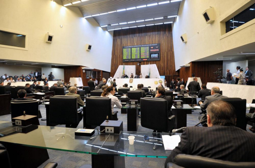 Deputados durante os trabalhos em Plenário.