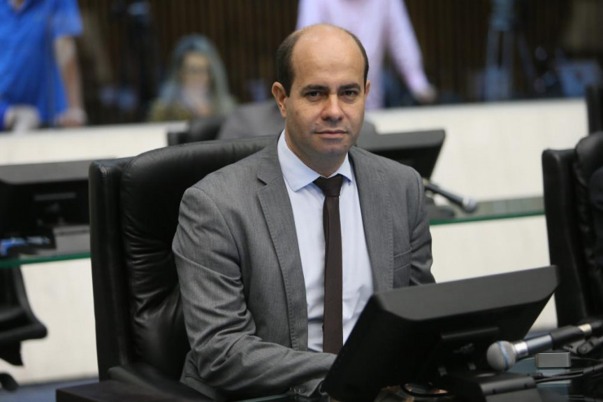 Projeto do deputado Evandro Araújo (PSC) determina que operadoras de planos de saúde entreguem o documento de recusa de atendimento ao cliente no local do atendimento médico, imediatamente e independentemente de requisição. 