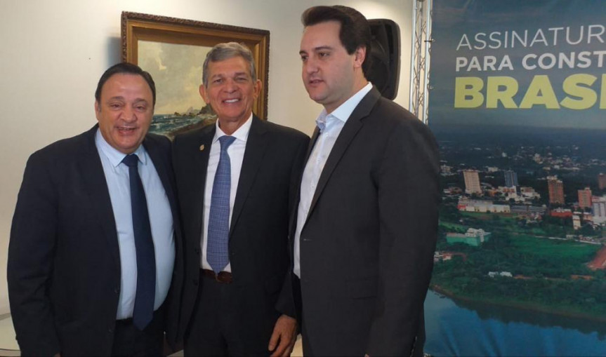 Deputado Hussein Bakri com o General Joaquim Silva e Luna, diretor-geral brasileiro da Itaipu, e o governador Ratinho Júnior durante assinatura de convênio para a construção da segunda ponte entre Brasil e Paraguai.