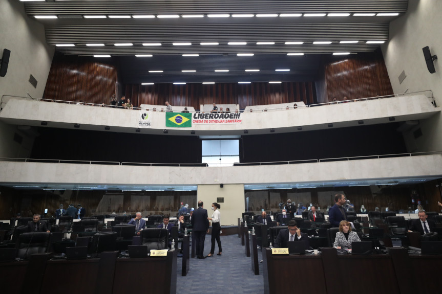 Com as galerias abertas e a presença da população, deputados aprovam projeto de lei que proíbe a exigência de passaporte sanitário no Paraná.