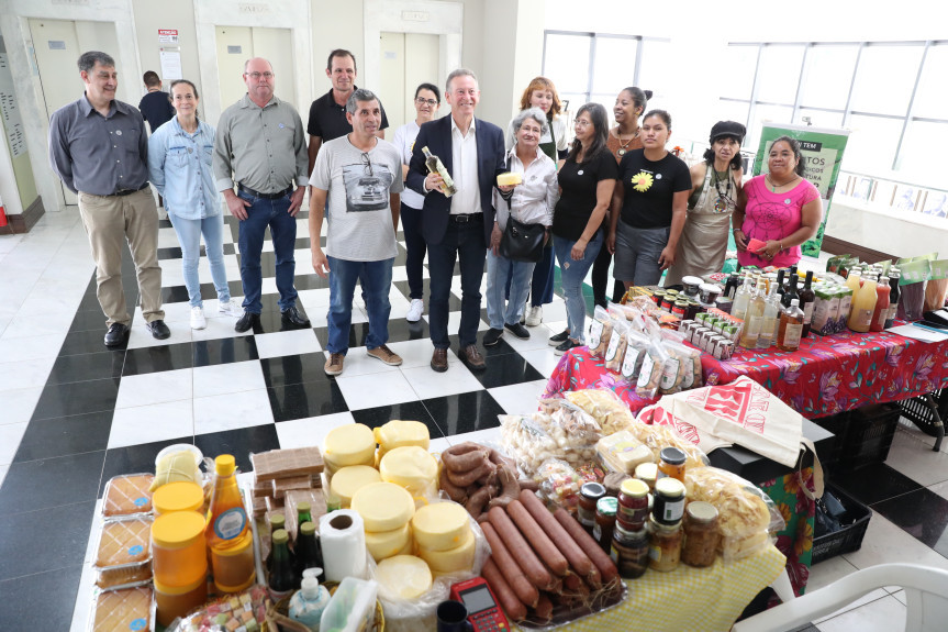 O deputado Professor Lemos (PT), coordenador da Frente Parlamentar da Agroecologia e Economia Solidária, junto com os produtores que participam da feira.