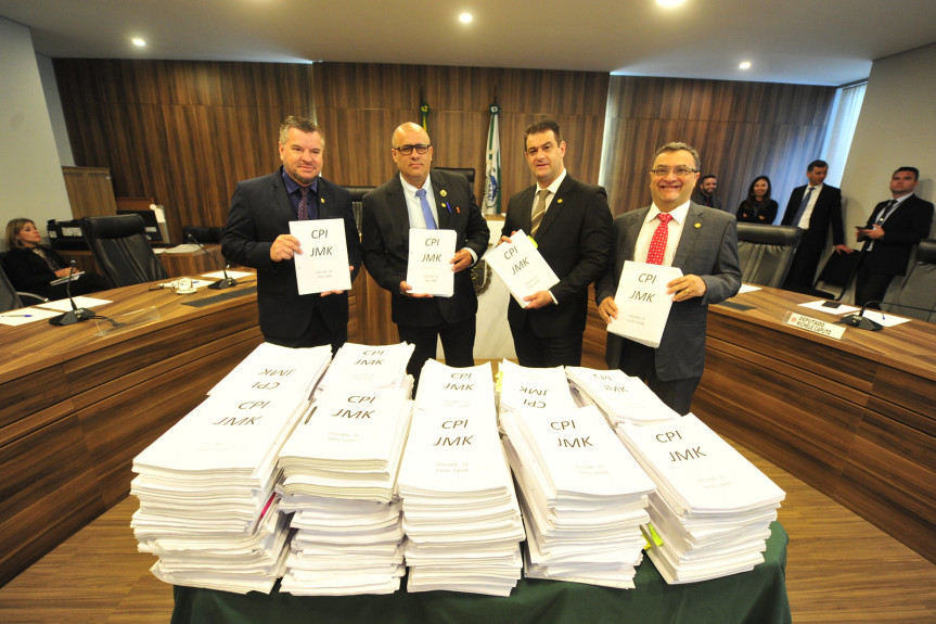 Integrantes da CPI da JMK com o volume de mais de 200 mil páginas de documentos analisados pela Comissão.