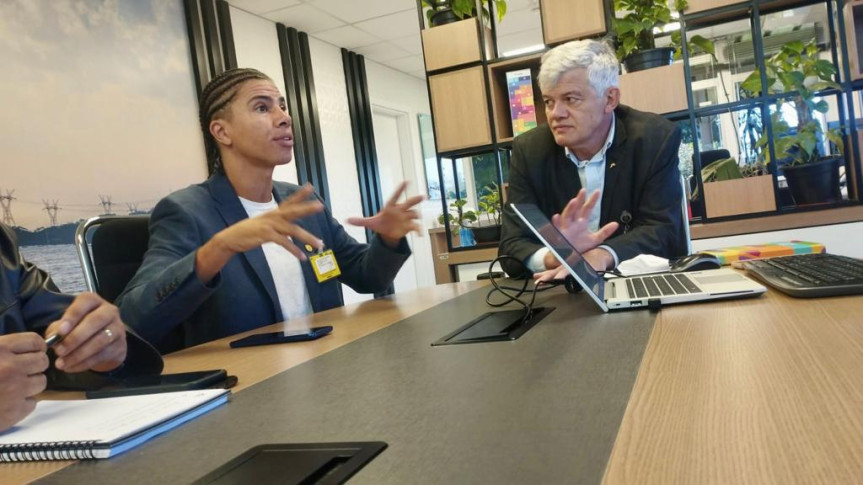 Renato Freitas e Carlos Carboni discutem apoio da Itaipu às comunidades periféricas do Paraná.