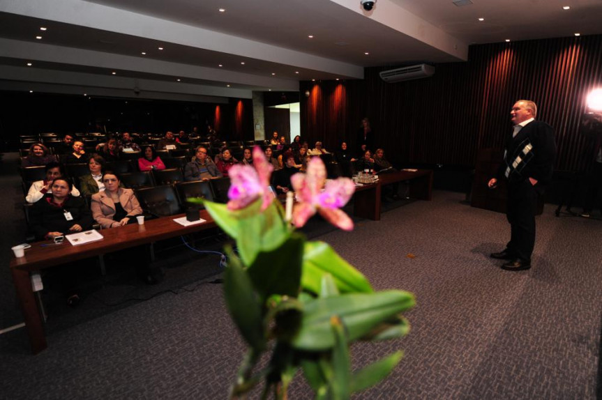 Assembleia Legislativa do Paraná | Notícias ></noscript> O curioso universo das  orquídeas é apresentado durante curso na Assembleia Legislativa” style=”width:100%”><figcaption style=