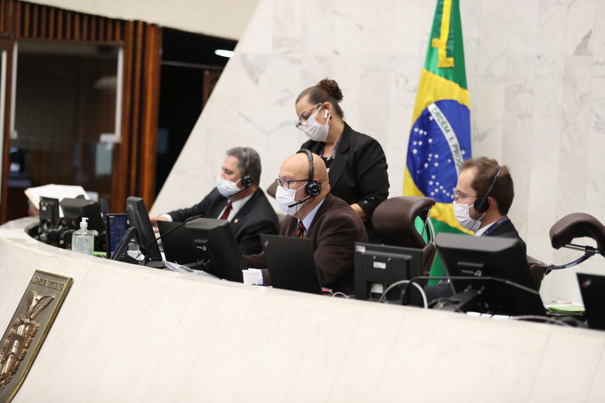 Deputado Luiz Claudio Romanelli (PSB) presidiu a sessão plenária desta quarta-feira (13).