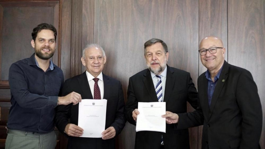 O deputado Goura entregou a proposta ao presidente da ALEP, deputado Ademar Traiano e ao primeiro-secretário, deputado Romanelli. O Senador Flávio Arns participou da reunião.