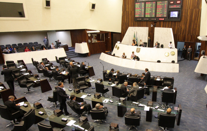 Deputados durante os trabalhos de Plenário.