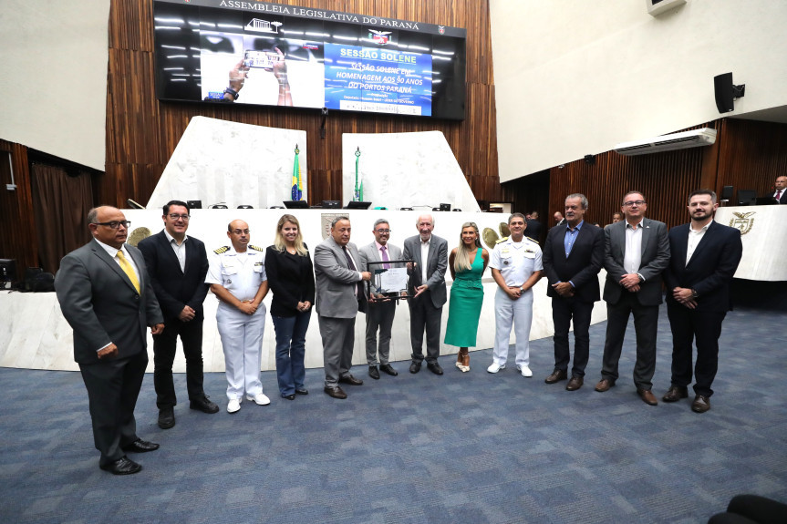 Solenidade ocorreu na noite desta terça-feira (18), no Plenário da Assembleia Legislativa do Paraná.