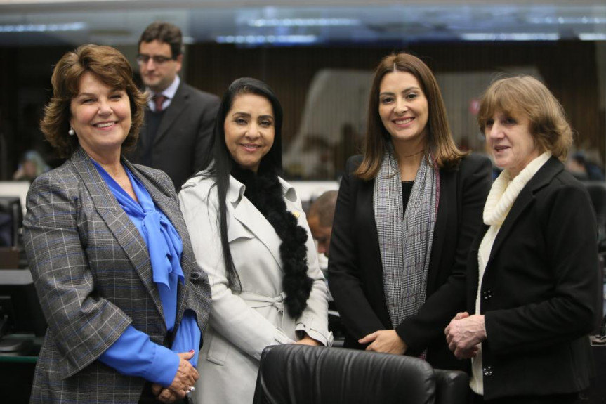 Bancada feminina da Assembleia Legislativa do Paraná se manifesta contra redução de cota para mulheres na política.