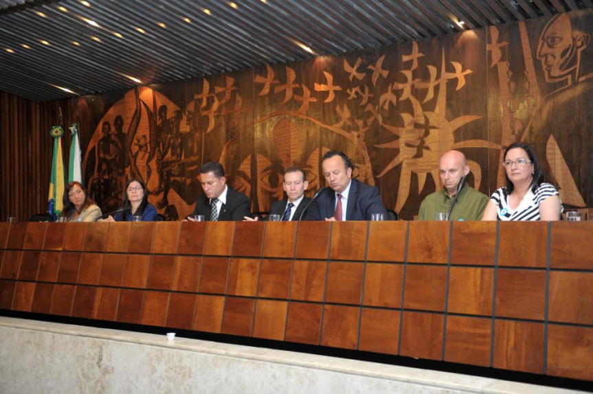 Deputado Professor Lemos (PT) confuz a audiência pública.