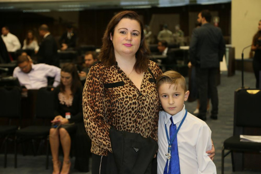Helton Christiano Franchetto Filho com sua mãe, Fernanda Jaeger.