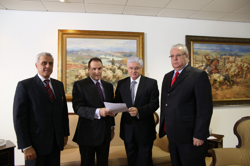 Presidente da Alep, Rossoni (PSDB) entrega Emenda Constitucional nº 32/13 ao des. Clayton Coutinho de Camargo, presidente do TJ