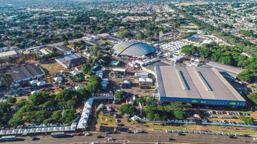Com mostras de várias raças bovinas, suínas, animais de estimação, cursos, palestras e shows artísticos, a Expoingá é  uma das maiores feiras do Brasil e maior evento anual da região de Maringá.