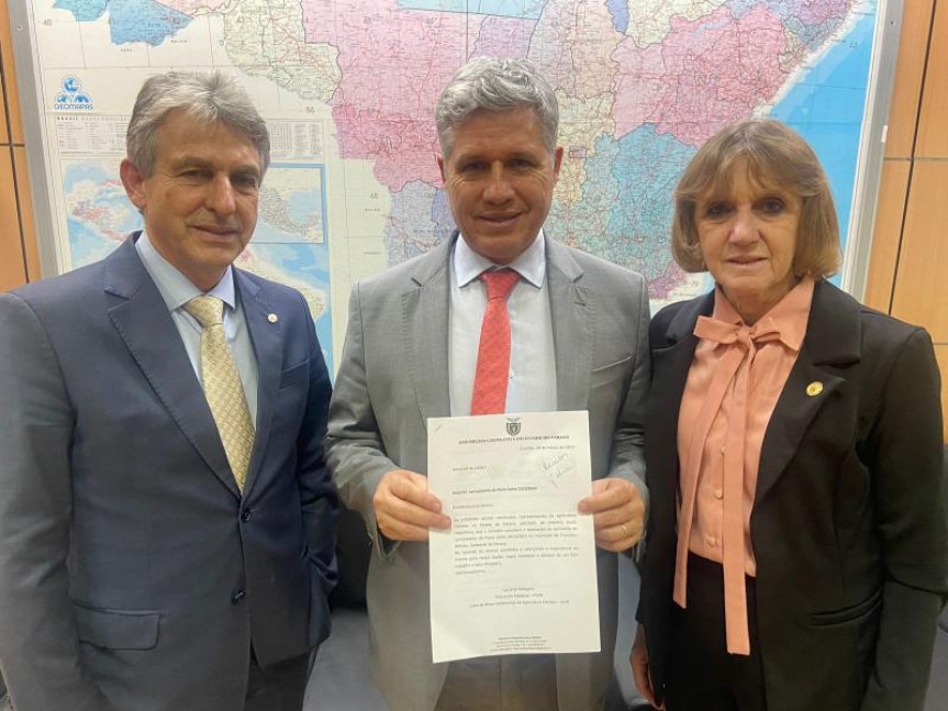 O deputado federal pelo Paraná, Tadeu Veneri (à esq.), o ministro do Desenvolvimento Agrário e Agricultura Familiar, Paulo Teixeira (ao centro), e a deputada Luciana Rafagnin.