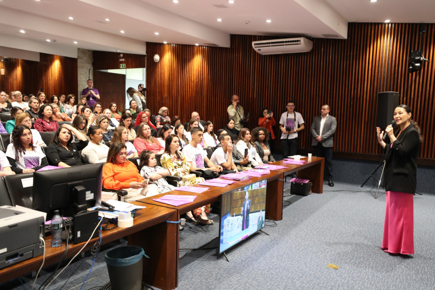 A palestra inaugural foi ministrada pela primeira-dama do Estado do Paraná, Luciana Saito Massa, que articula ações voltadas à família, mulher, solidariedade e ajudas humanitárias.