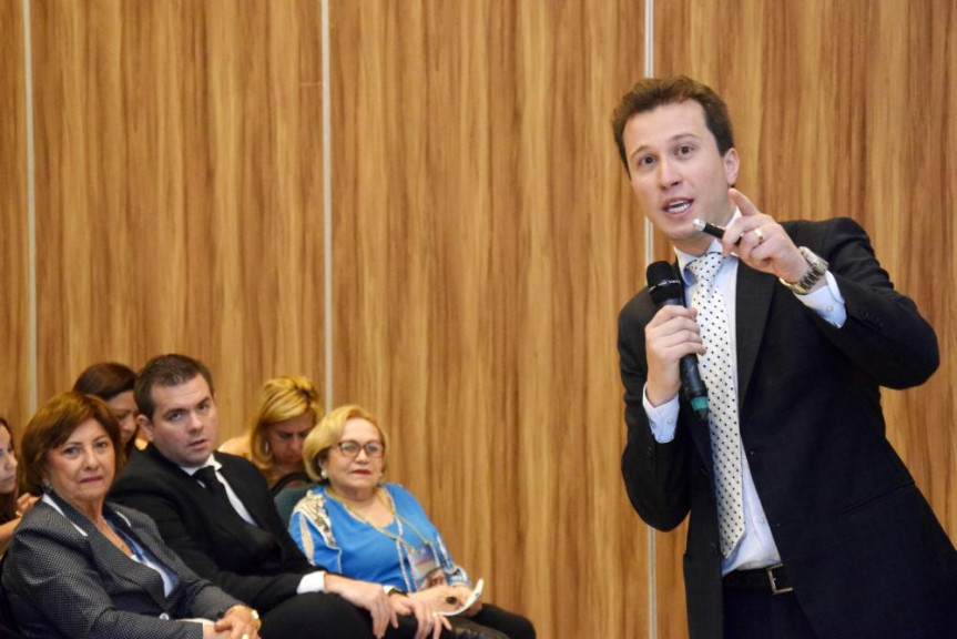 Dylliardi Alessi apresenta atividades da Escola do Legislativo do Paraná durante evento em Natal (RN).