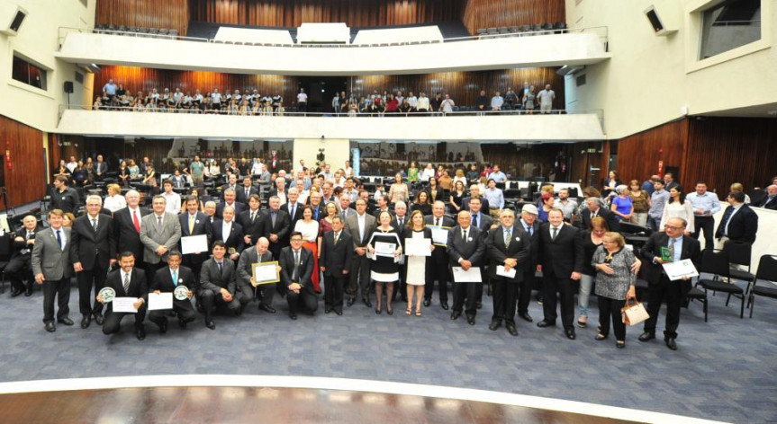 Sessão solene proposta pelo primeiro secretário da Alep, deputado Romanelli, marcou as comemorações do Dia do Médico Veterinário.