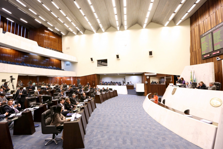 Deputados durante os trabalhos de Plenário.