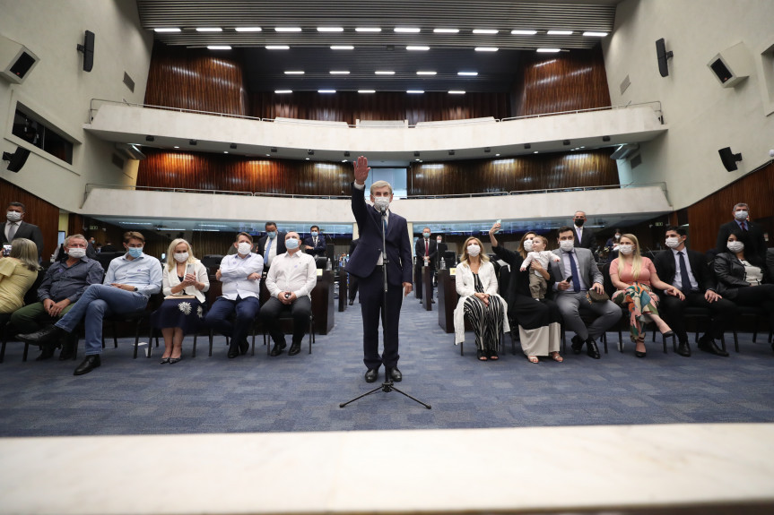 Deputado Elio Rusch presta juramento.