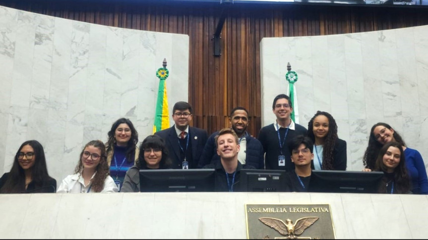 Equipe de Imprensa do Parlamento Universitário, da esquerda para a direita: Jaqueline Loyola, Natali Schovarts, Bárbara Piazza, Kelly Cano, Gustavo Juncker, Eduardo Wolski, Ozano Candido da Silva, Arthur Romanow, Murilo Brunelli, Carla Louyse, Millena Lechtchechen e Vitoria Santin.