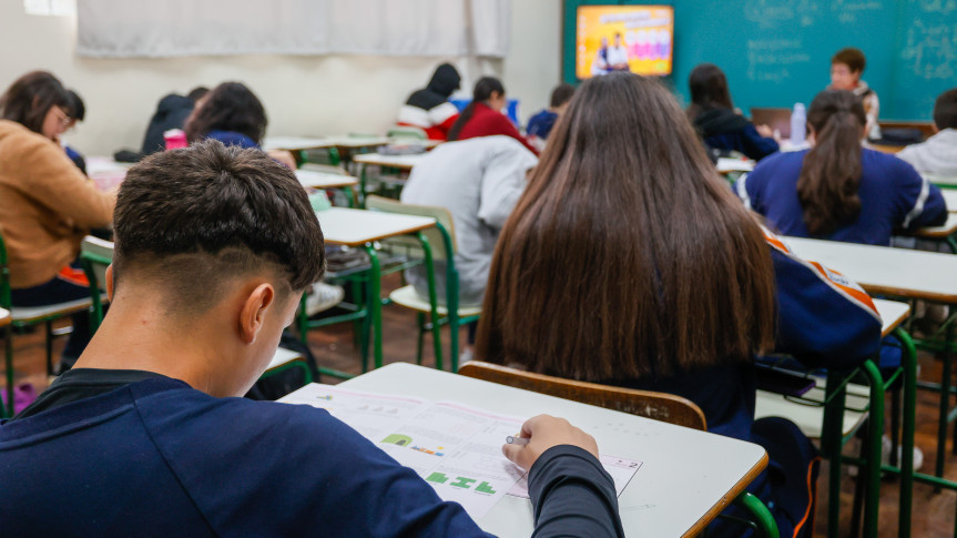 A medida institui a Campanha Permanente Orienta Paraná, de orientação vocacional e profissional para estudantes do ensino médio das redes pública e privada do Estado.