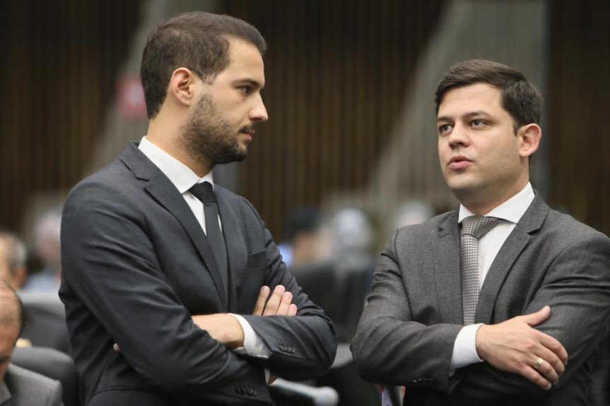 Projeto do deputado Paulo Litro (na foto com o deputado Tião Medeiros) oferece mais informações ao consumidor.