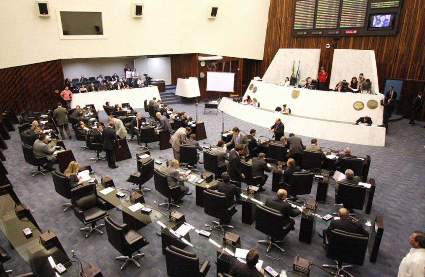 Deputados durante os trabalhos em Plenário.