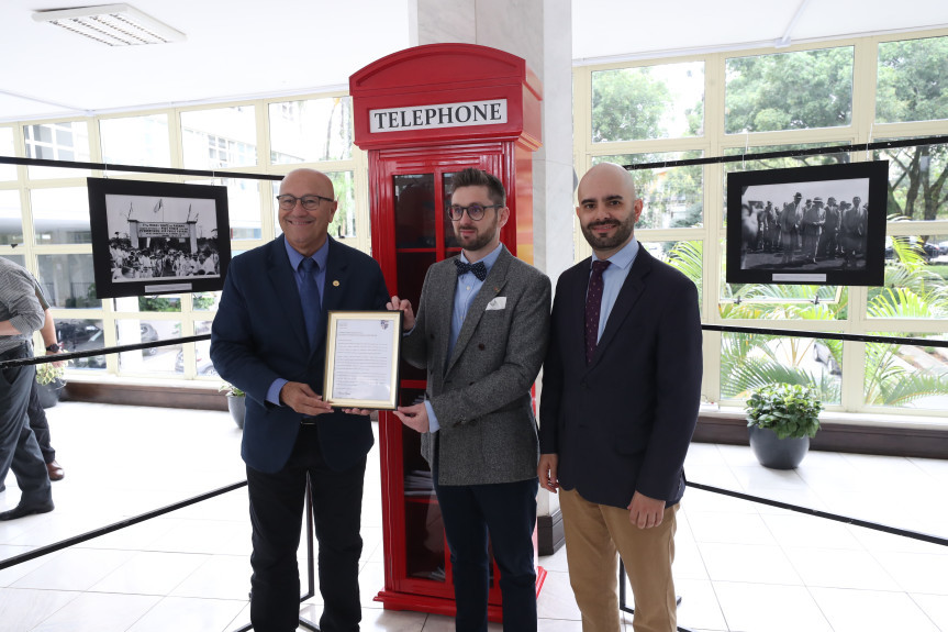 O deputado Luiz Claudio Romanelli (PSD) destacou a importância da imigração britânica na formação do estado do Paraná, celebrado com a inauguração da exposição fotográfica no Espaço Cultural da Assembleia.