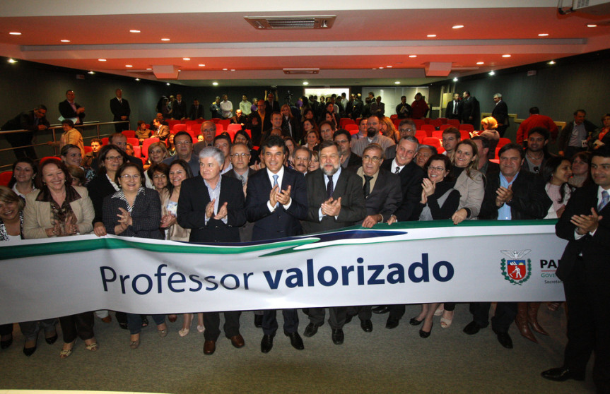 Os deputados prestigiaram hoje, no Palácio das Araucárias, a sanção da lei nº 681/11 que concede reajuste aos professores da rede estadual de ensino. 