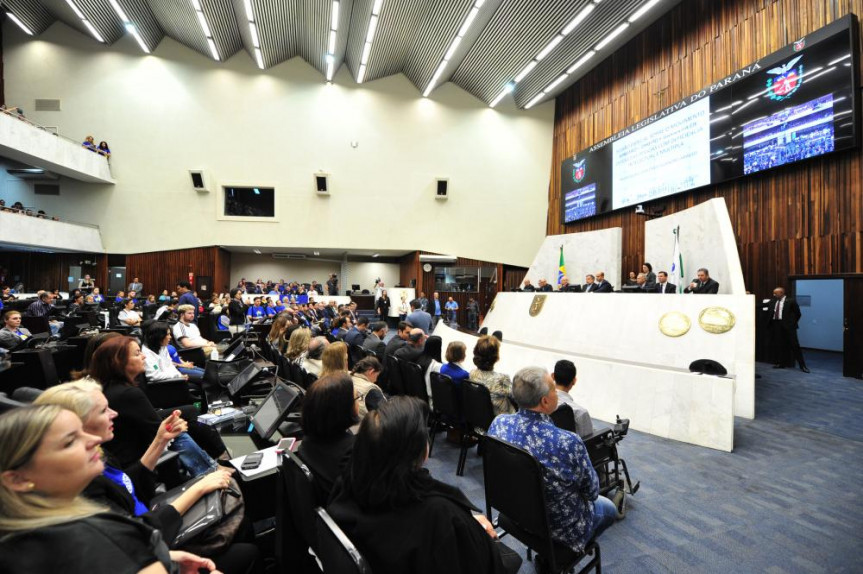 Centenas de representantes da instituição participaram do debate que lotou o Plenário da Assembleia.