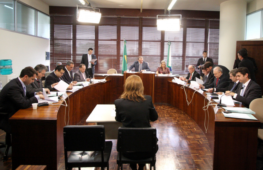 Membros da Comissão de Constituição e Justiça (CCJ) se reúnem na Sala das Comissões.