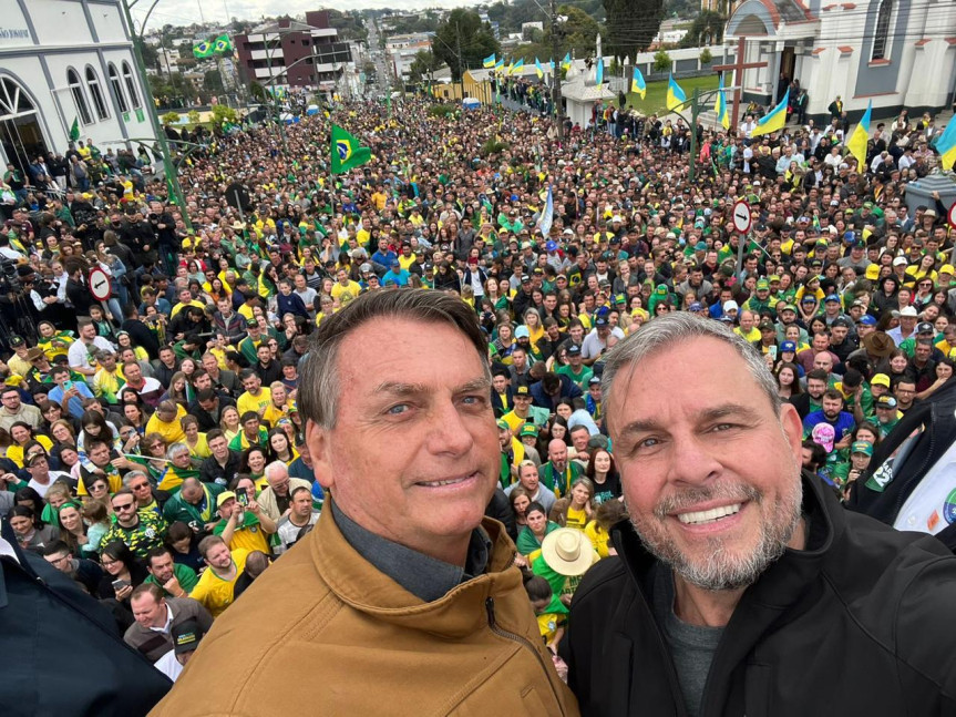 O deputado Ricardo Arruda (PL), um dos autores do projeto, ao lado do ex-presidente Jair Bolsonaro.