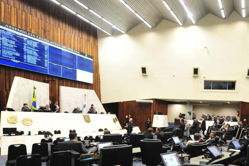 Deputados votaram na sessão plenária desta segunda-feira (23) projeto do Executivo, que tramita em regime de urgência, que trata da concessão de crédito para pequenas e microempresas.