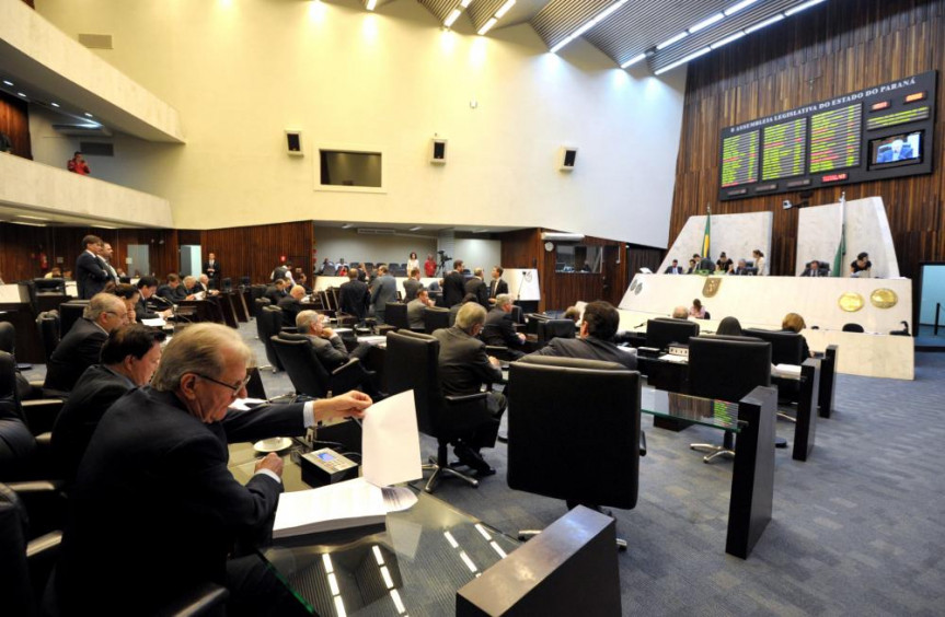 Deputados durante os trabalhos de Plenário de quarta-feira (10/12).