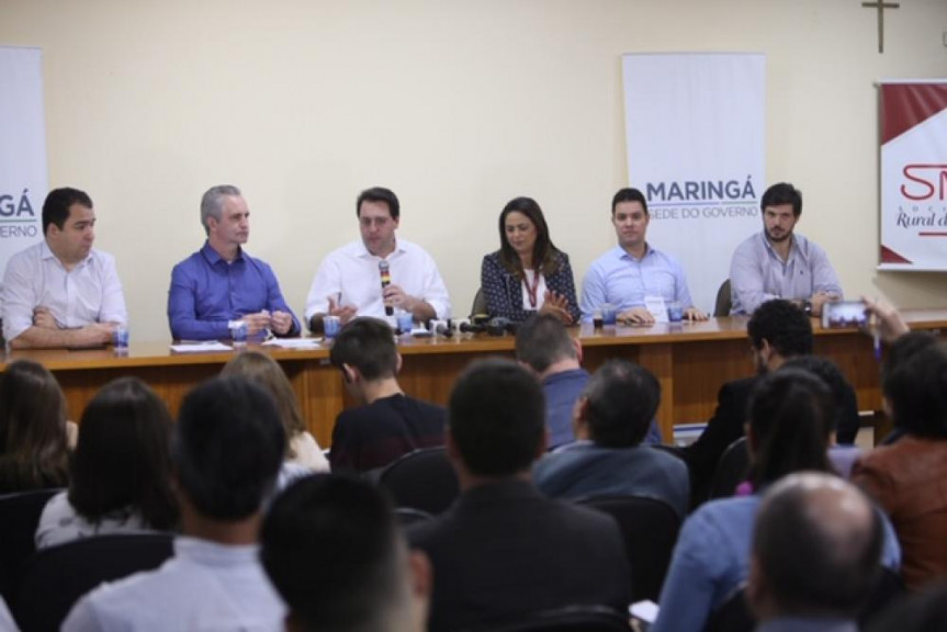 Em Maringá, onde acontece a interiorização do Legislativo e do Executivo, o governador parabenizou os deputados pela a aprovação da PEC .