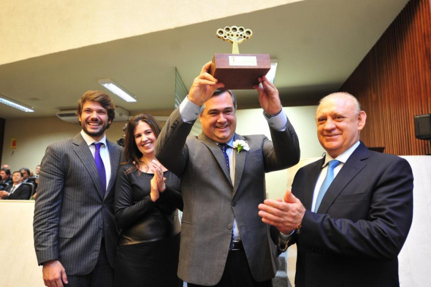 O prefeito de Apucarana, Beto Preto, recebe do presidente Traiano e do deputado Tiago Amaral o Prêmio Gestor Público Especial, conferido pelo Sindafep.