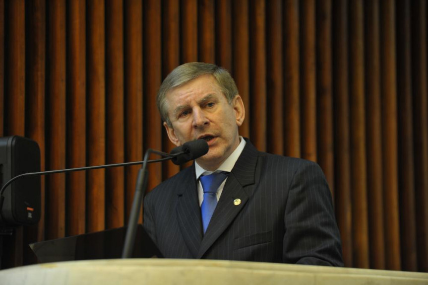 Deputado Elio Rusch (DEM) na tribuna durante a sessão plenária desta segunda-feira (16).