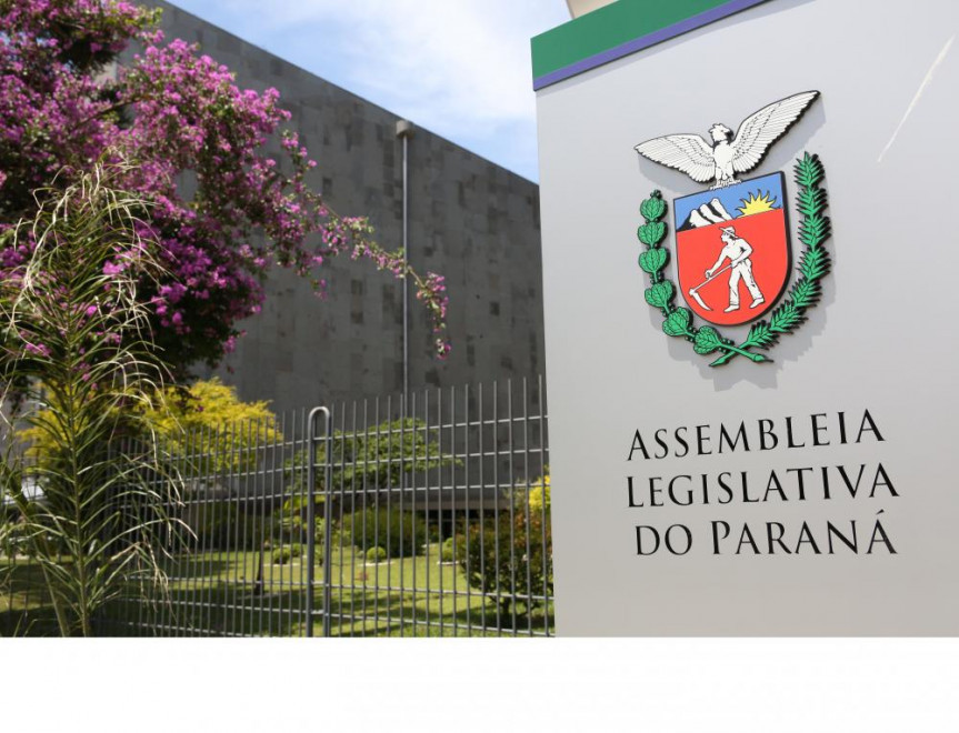 Visão lateral da Assembleia Legislativa do Paraná.