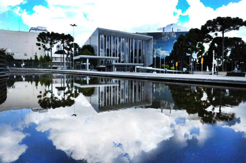 Fachada Assembleia Legislativa do Paraná.